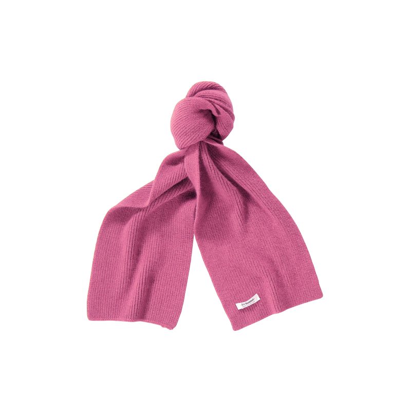 Le Bonnet's pink biodegradable lambswool scarf, featuring a knot in the center and a small white label at the end.